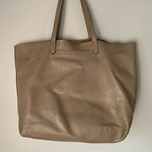 Cuyana Handbags - Cuyana Classic Leather Tote in Stone